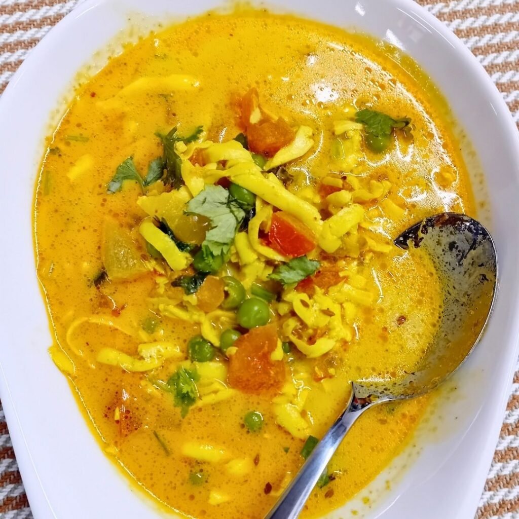 Lucknowi Paneer Peas Curry (Cottage Cheese & Green Peas Curry)